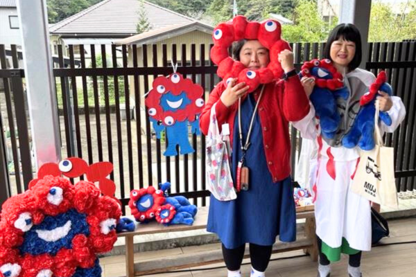 ミャクミャクになりきってお手伝い